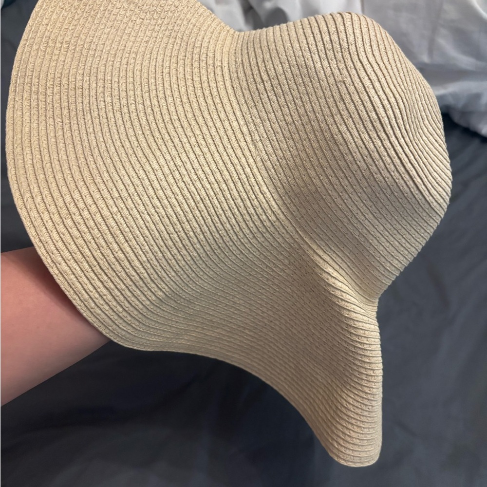 Tan Wide-Brimmed Hat Elegant Summer Accessory - Picture 3 of 3
